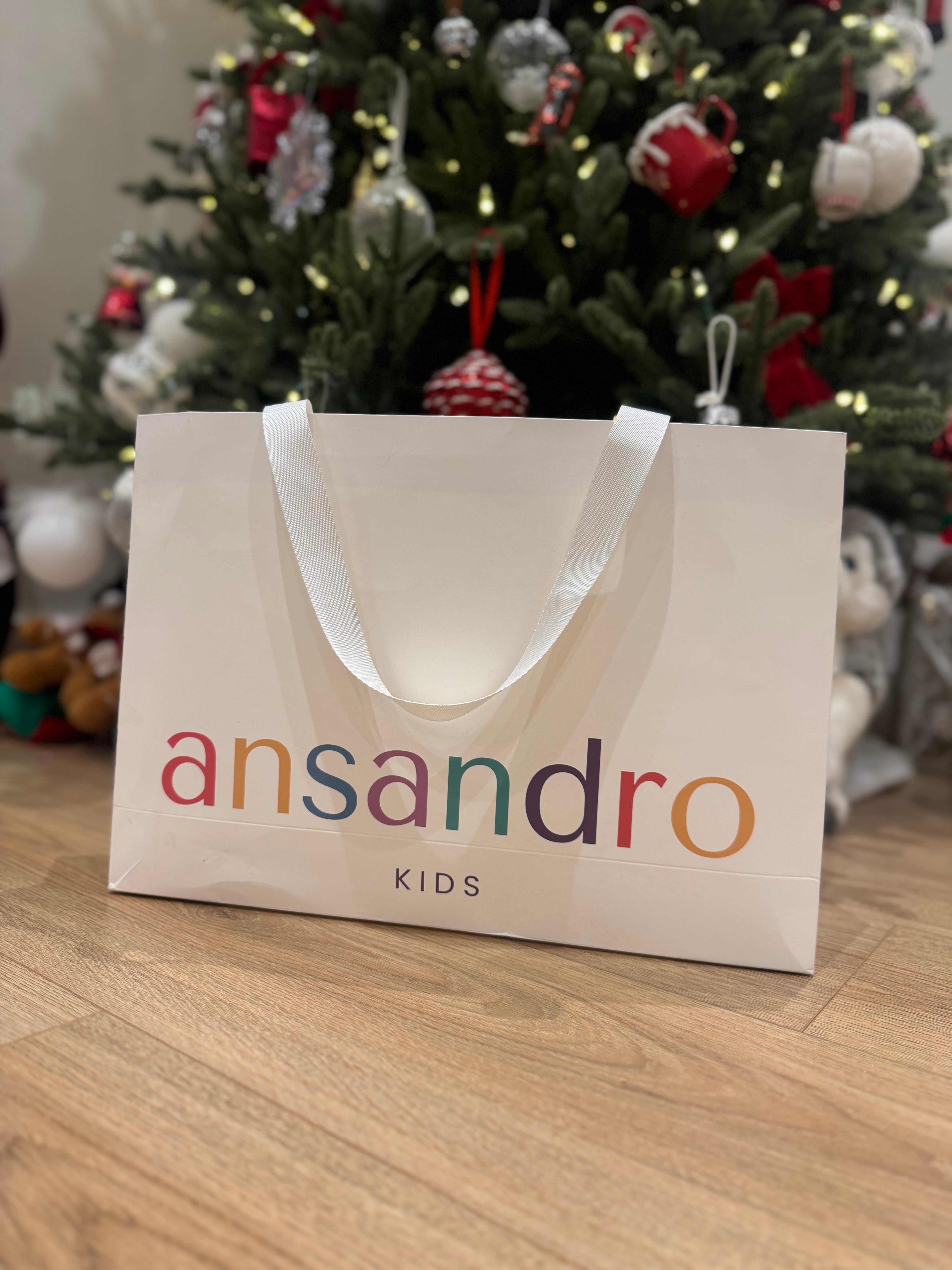 ansandro Kids shopping bag in front of a decorated Christmas tree