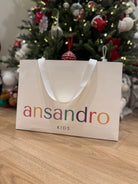 ansandro Kids shopping bag in front of a decorated Christmas tree